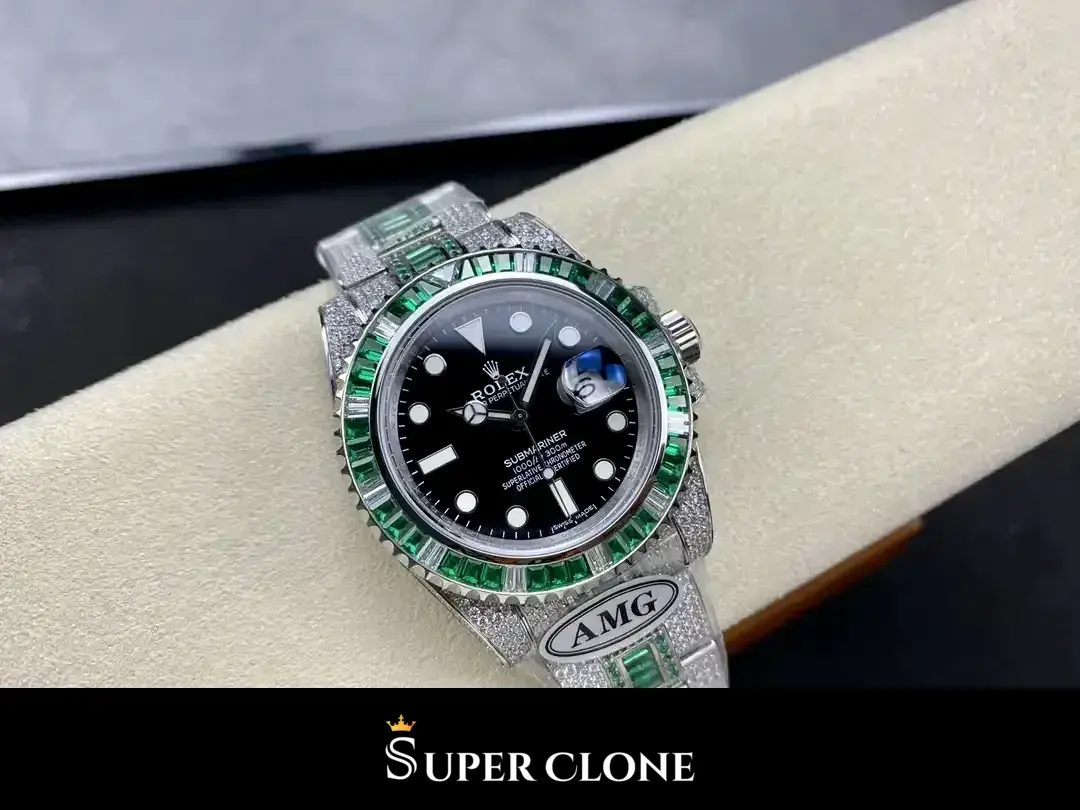 Submariner 126610LV replica, foto en muñeca, caja iced-out de 41 mm sobre brazalete Oyster engastado