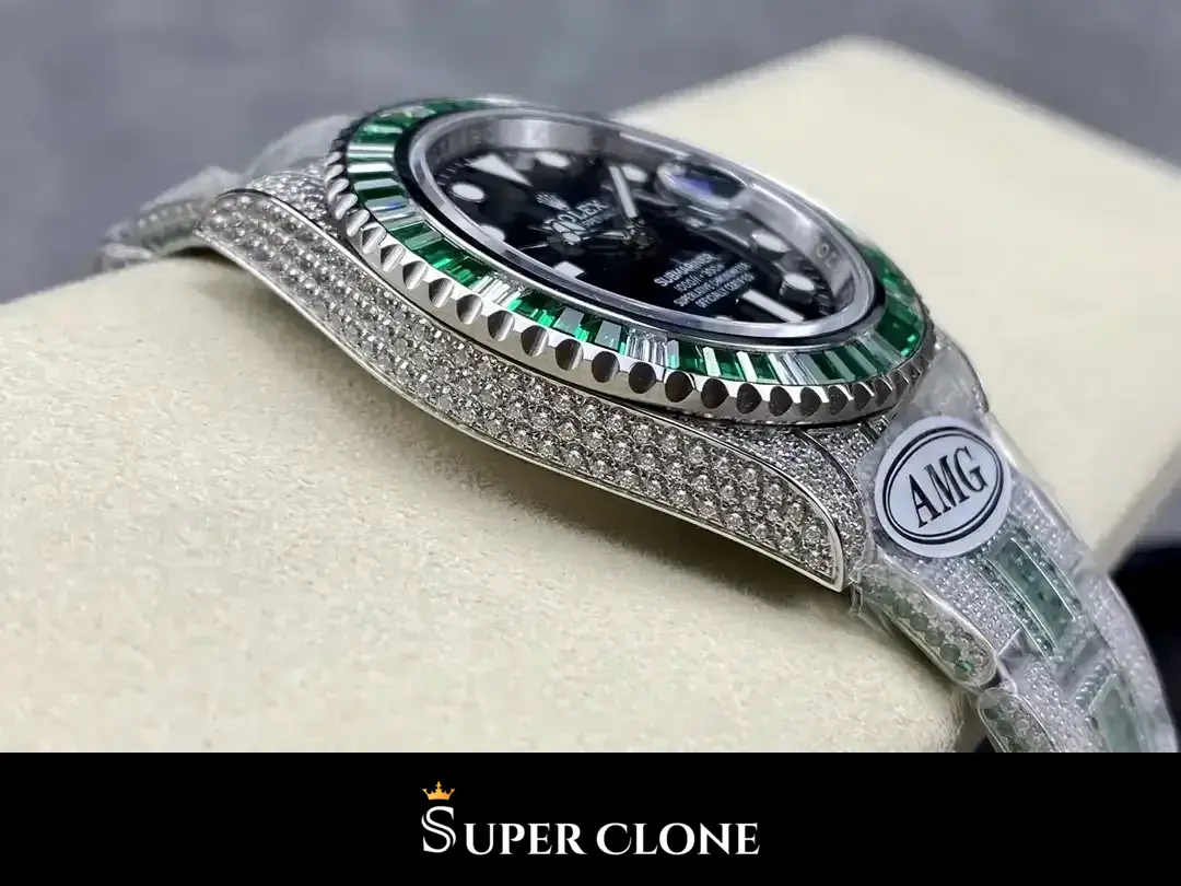 Submariner 126610LV Miyota replica, vista en ángulo, bisel verde y caja con diamantes a 45 grados
