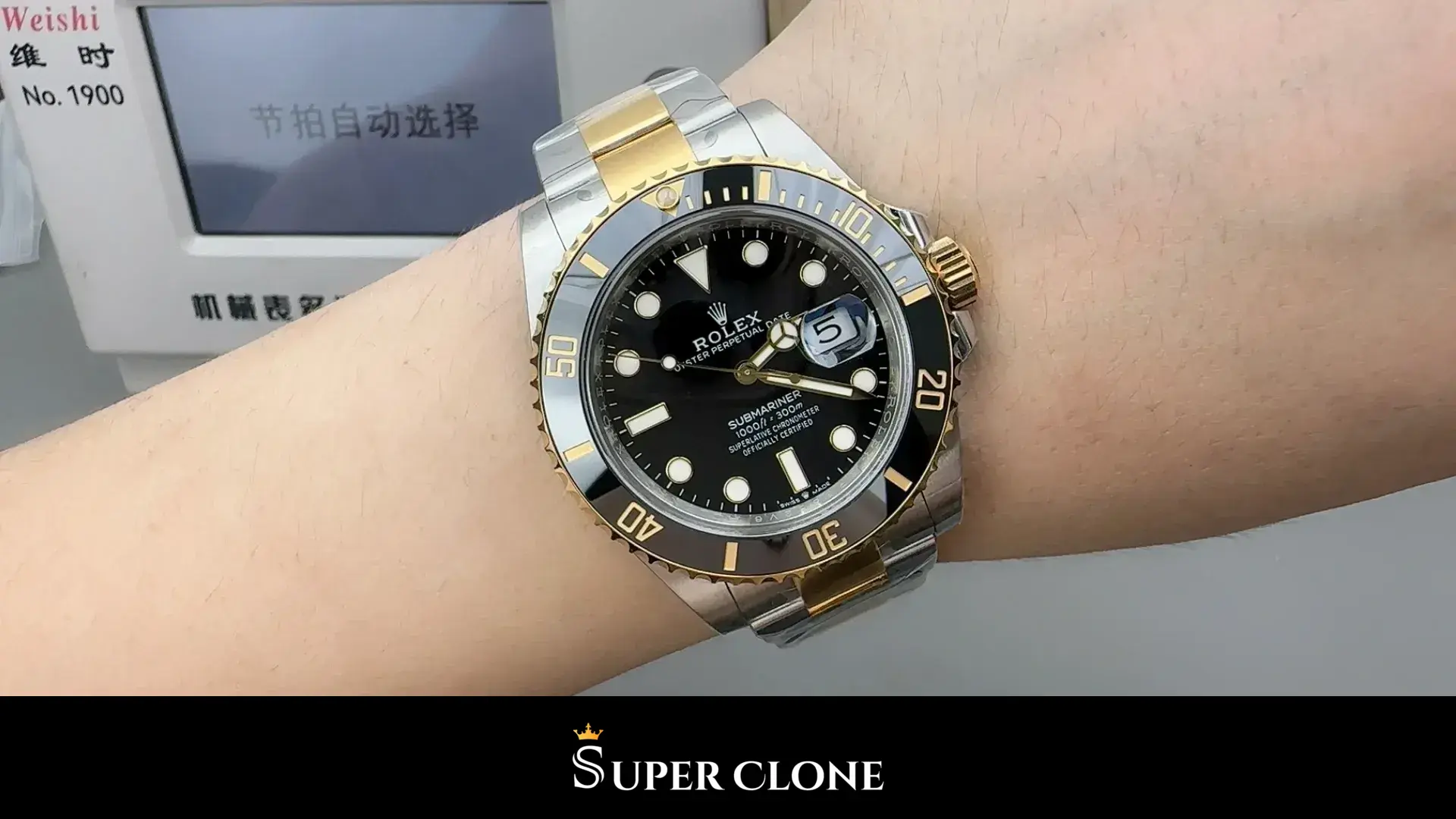 Rolex Submariner 126613LN, esfera en detalle, esfera negra con agujas Mercedes doradas