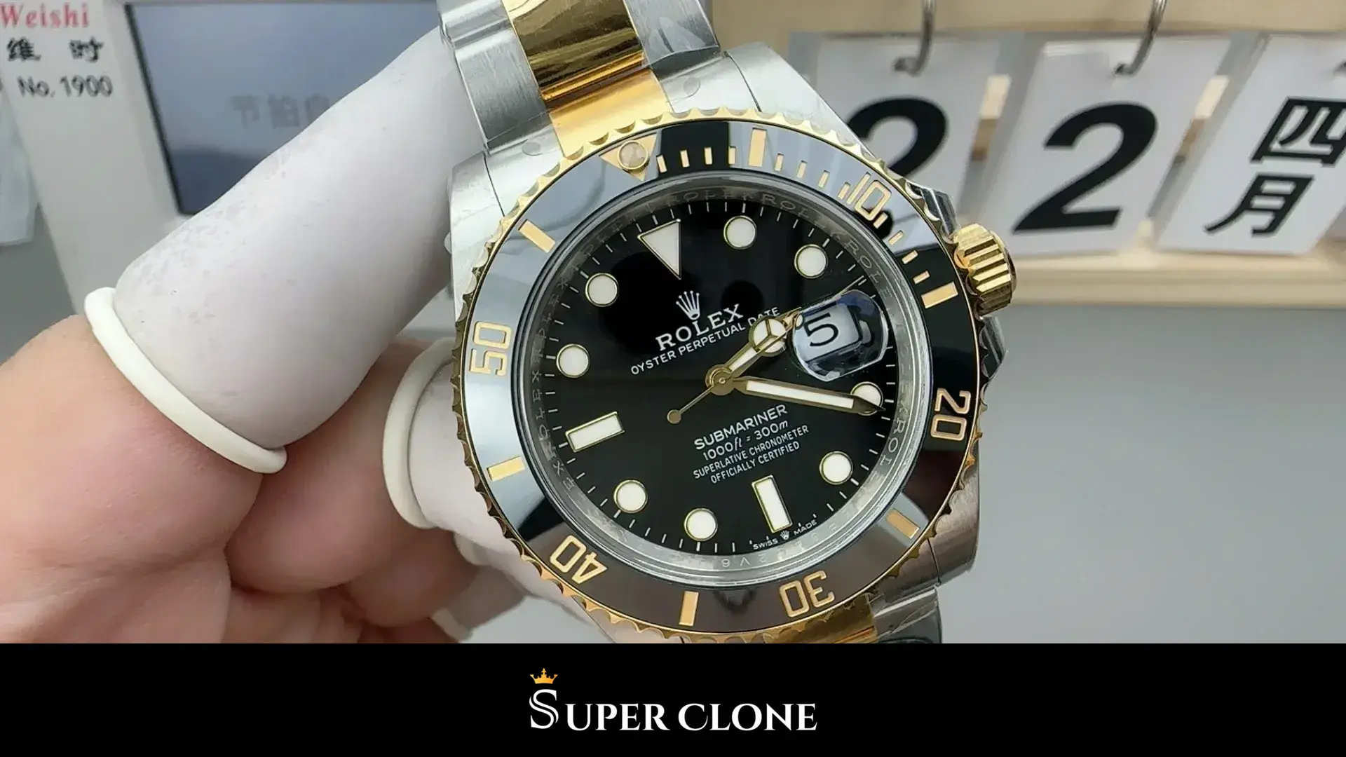 Rolex Submariner 126613LN replica, corona y caja, protectores de corona dorados