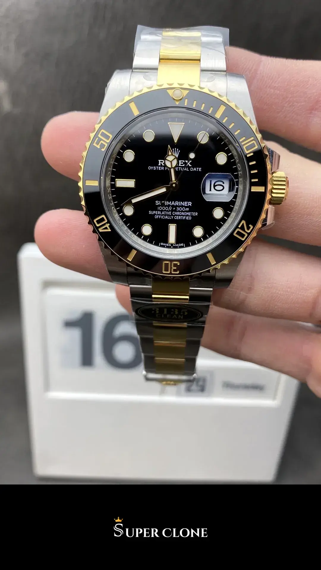 Rolex Submariner 126613LN replica, vista en angulo, esfera negra Rolesor