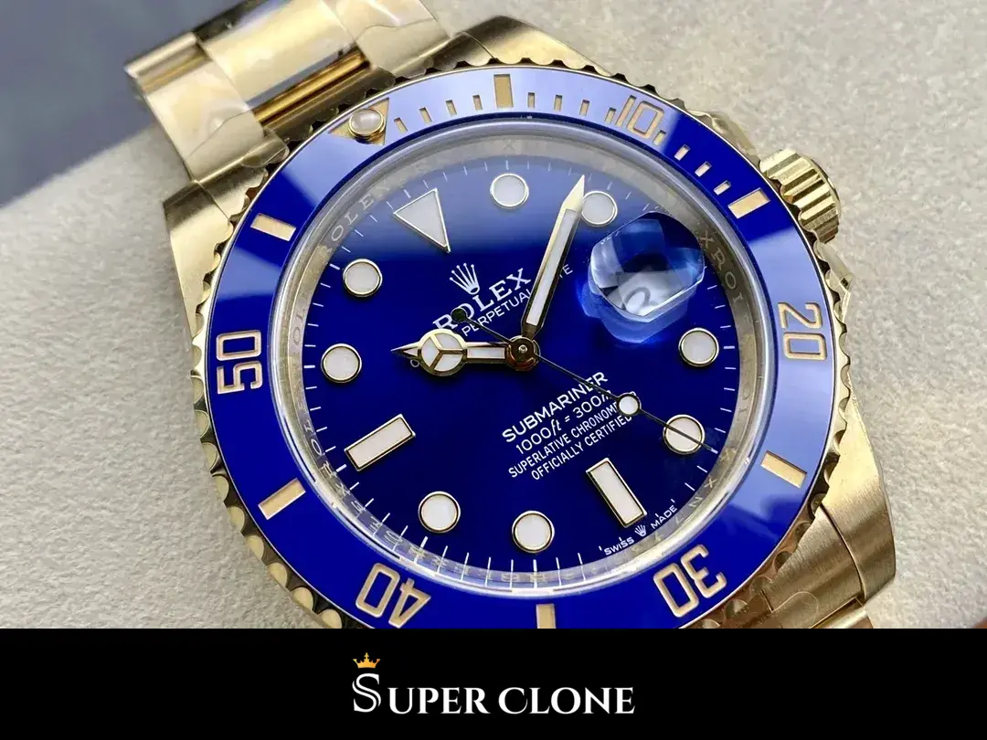 Rolex Submariner 126618LB Rolex replica, vista en angulo, oro amarillo y bisel azul