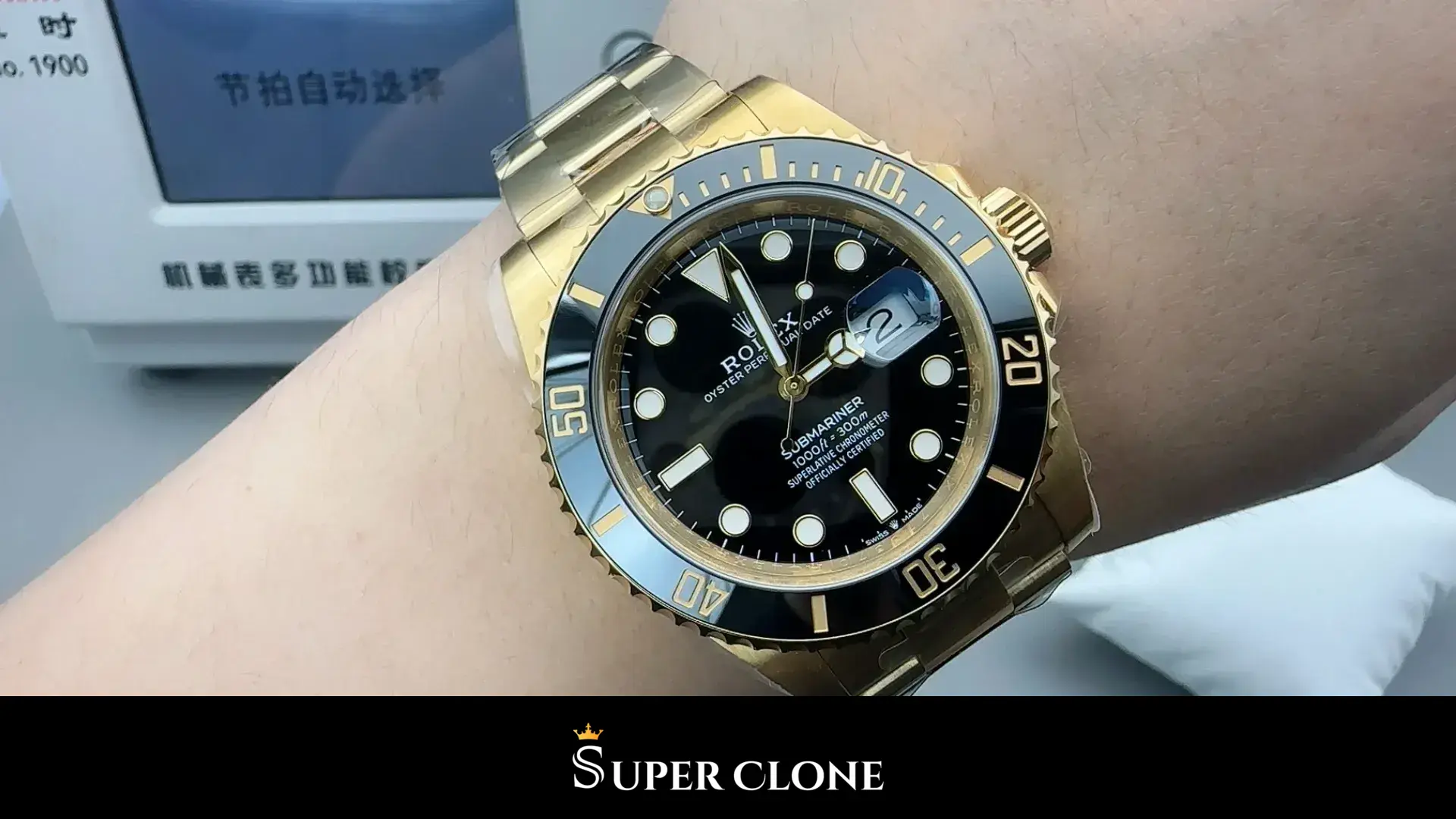 Rolex Submariner 126618LN, esfera en detalle, esfera negra con agujas Mercedes doradas