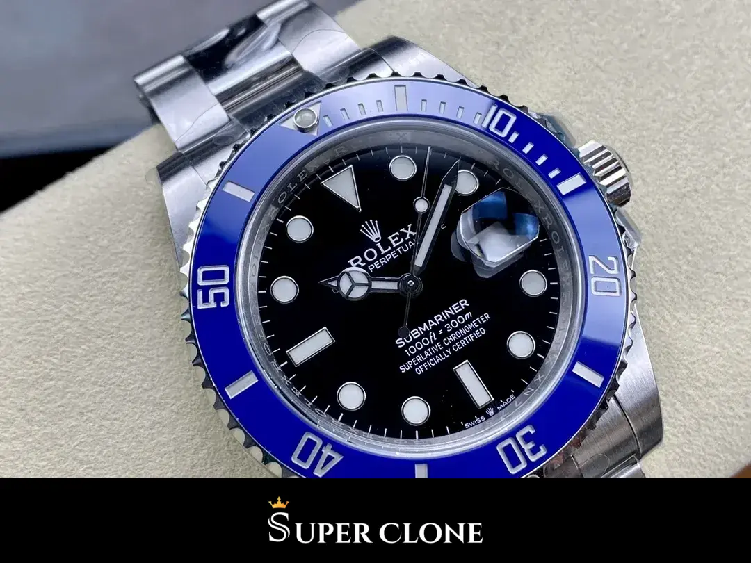 Rolex Submariner Cookie Monster 126619LB replica, vista en ángulo, bisel azul y esfera negra