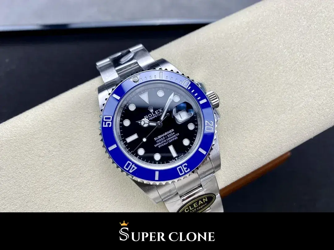 Rolex Submariner Cookie Monster 126619LB replica, foto del lume, marcadores y agujas brillando