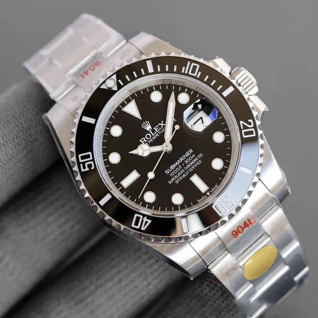 Rolex Submariner 126610LN replica, detalle de la esfera, esfera negra con agujas Mercedes