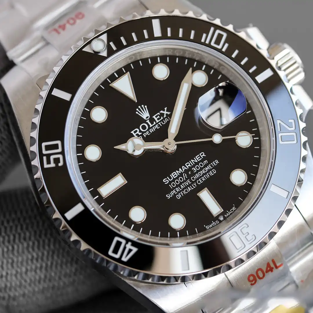 Rolex Submariner 126610LN replica Miyota, detalle del brazalete, eslabones Oyster de acero cepillado