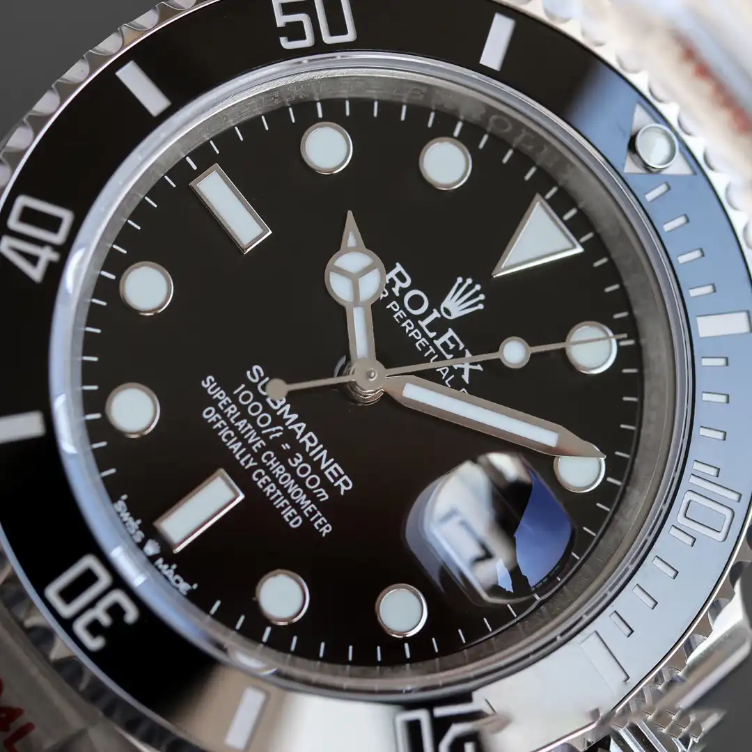 Rolex Submariner 126610LN replica, ventana de fecha, lupa Cyclops a las 3 sobre esfera negra