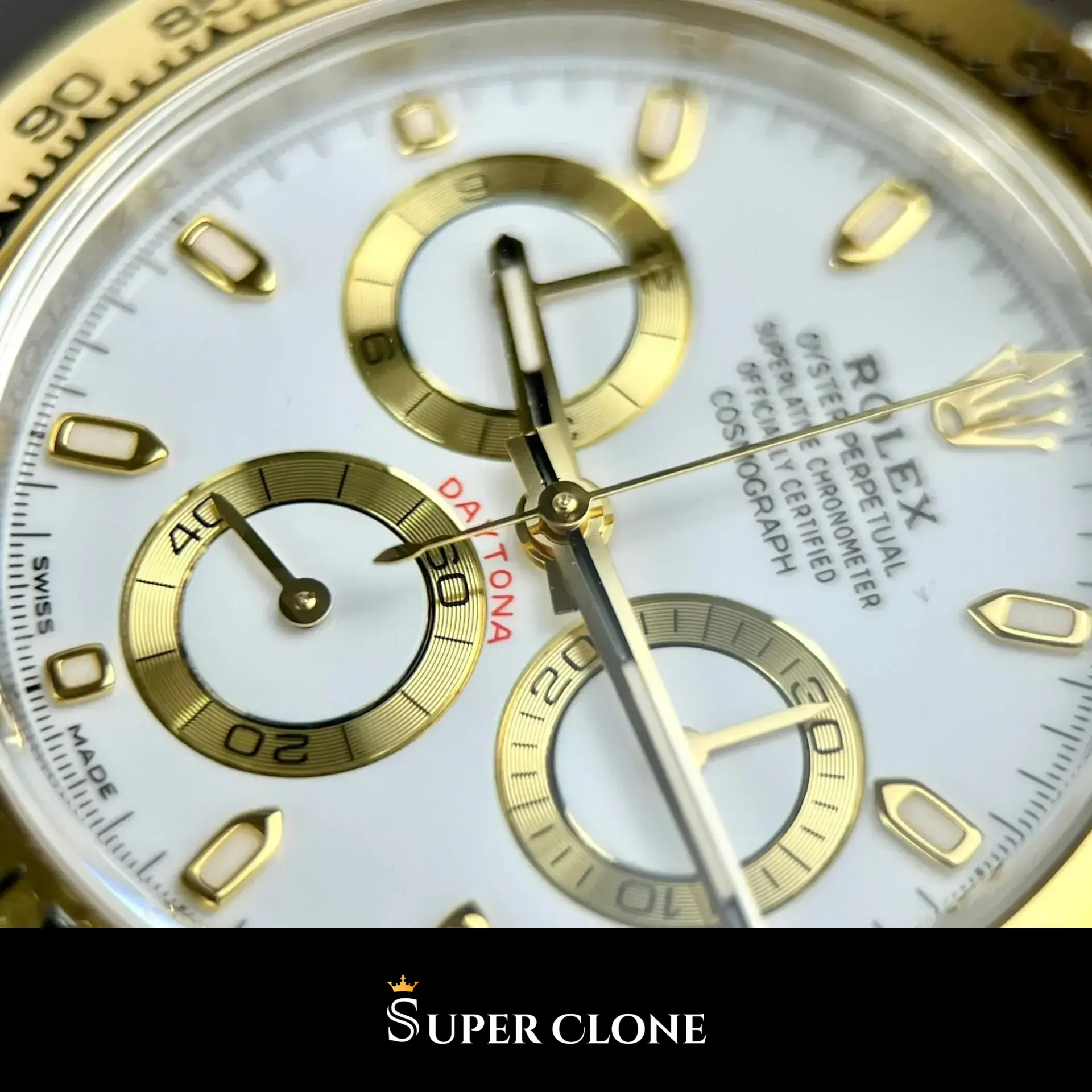 Rolex Daytona 126503 replica, esfera blanca, foto en la muñeca