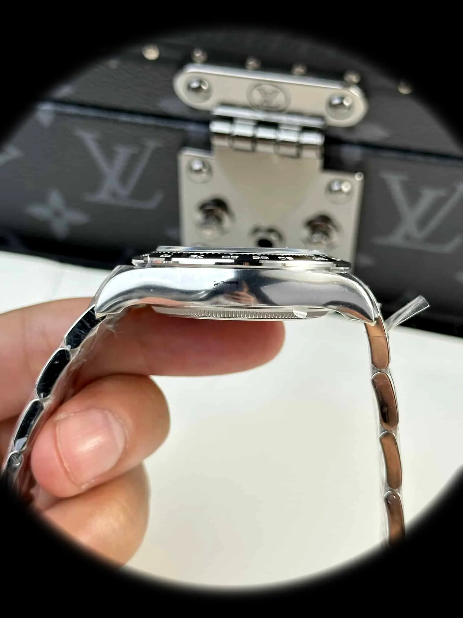 Rolex Daytona 126500LN clon suizo, macro del bisel, ceramica Cerachrom negra