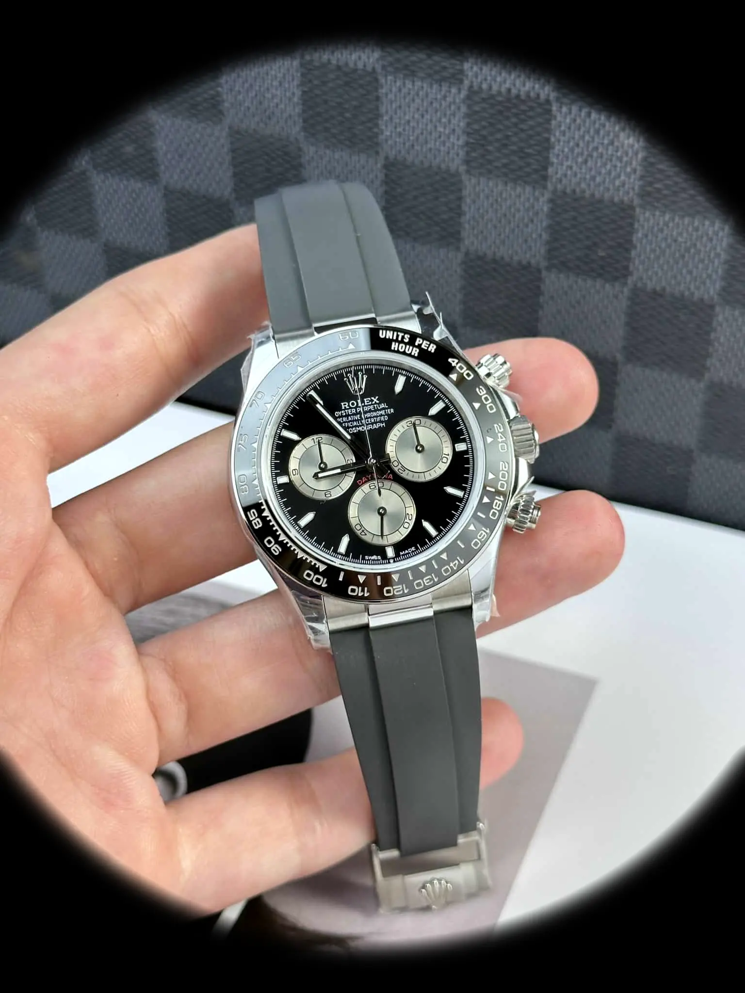 Rolex Daytona 126519LN Super Clon, primer plano de la esfera negra con subesferas de acero