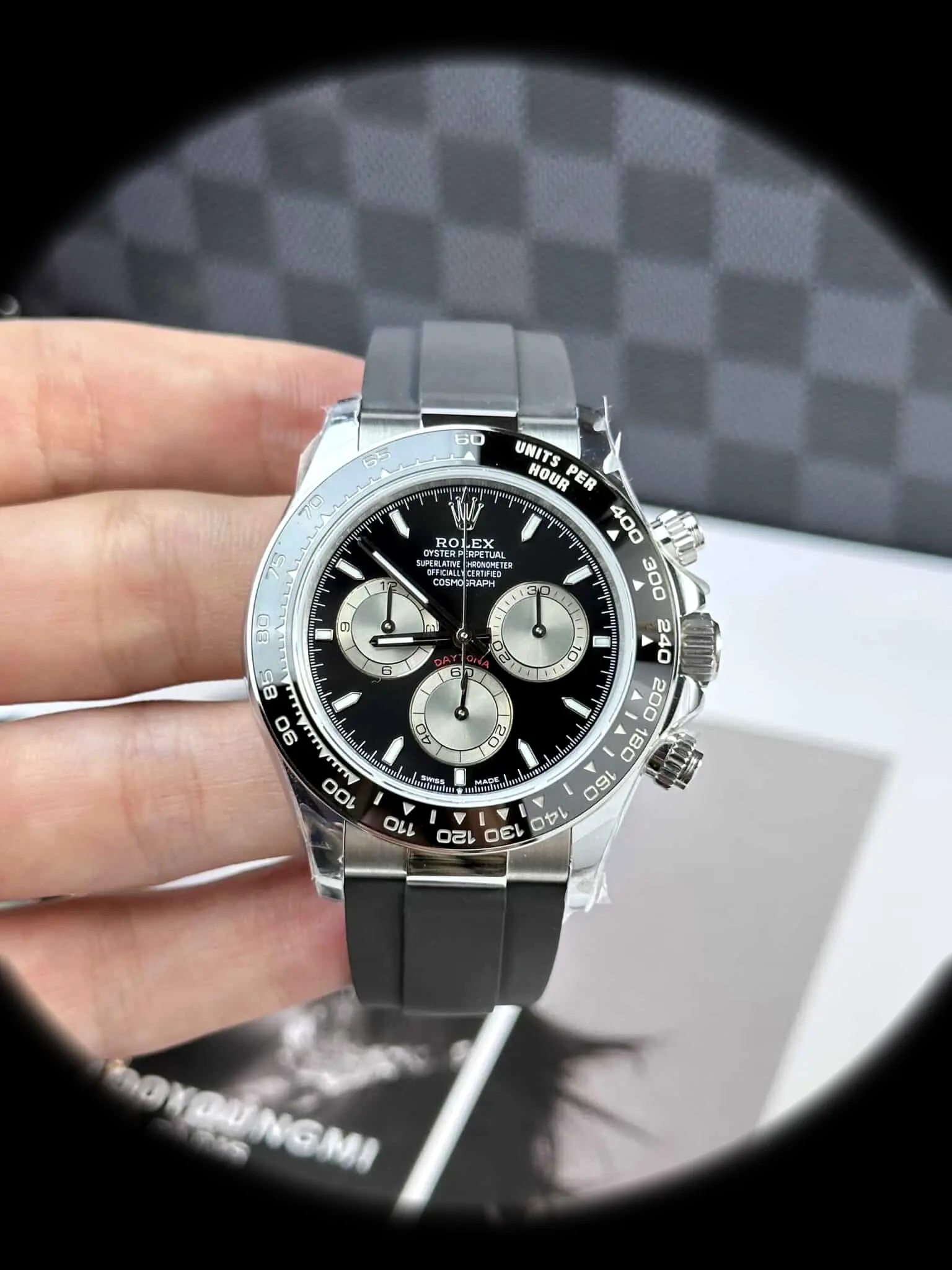 Rolex Daytona 126519LN Super Clon, perfil lateral con el texto DAYTONA en rojo