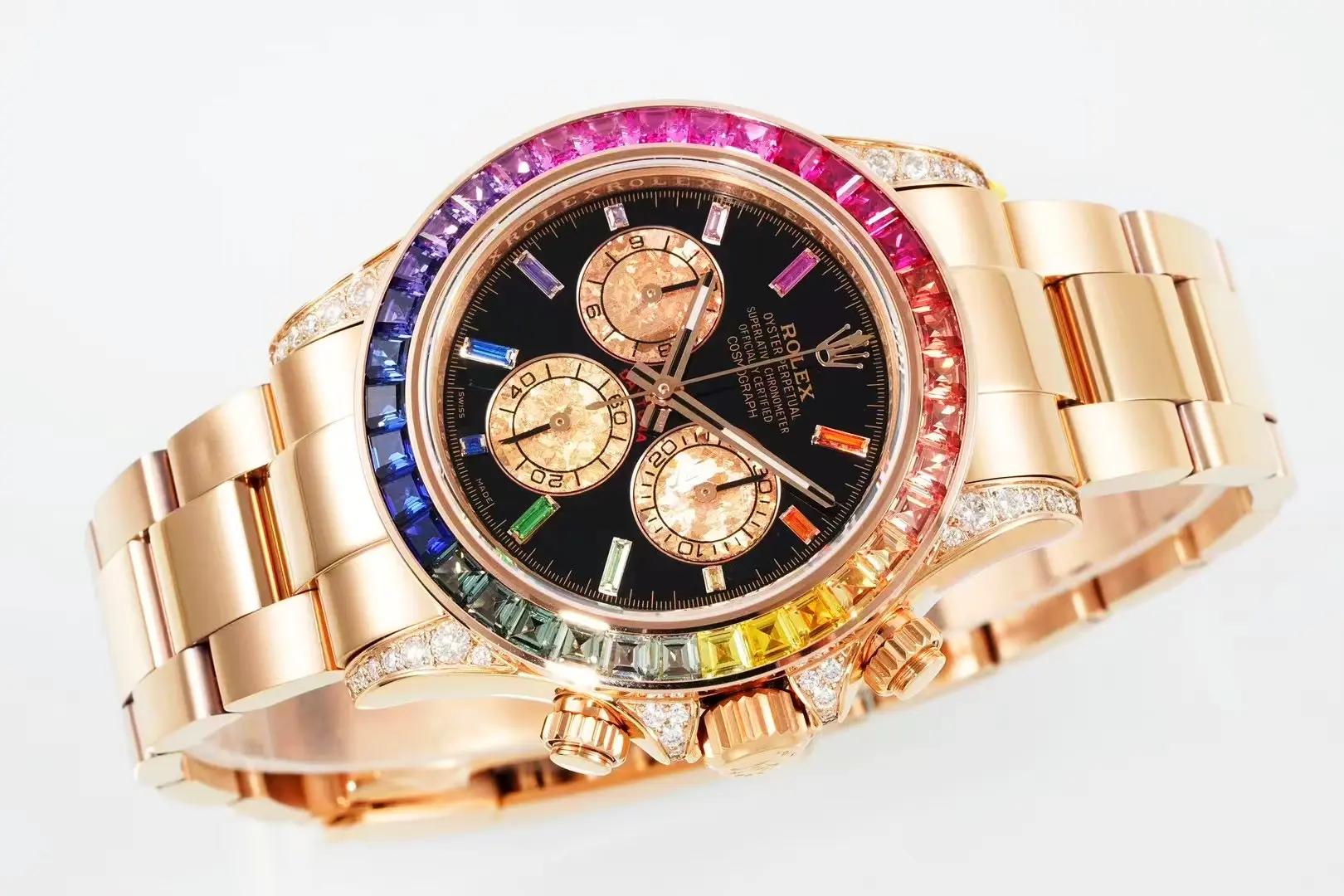 Rolex Daytona Rainbow 116595RBOW en ángulo izquierdo, brazalete Oyster Everose y protector de corona con diamantes