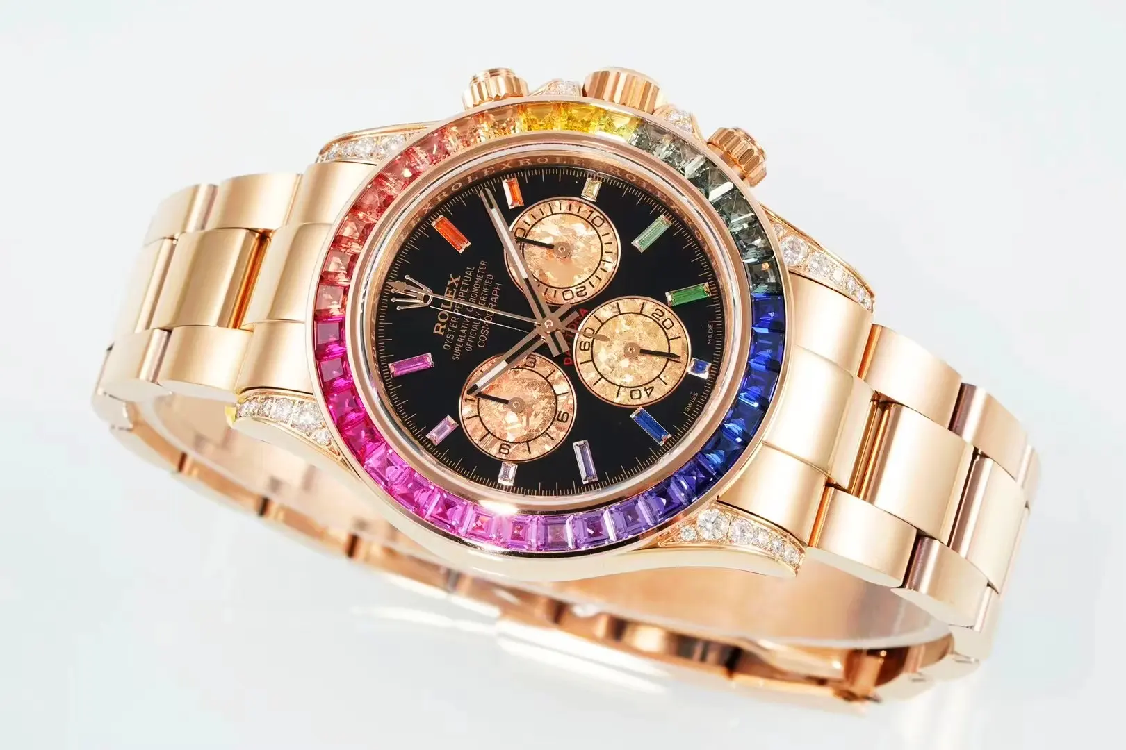 Rolex Daytona Rainbow 116595RBOW en ángulo derecho mostrando la esfera negra y el barrido del bisel de zafiros arcoíris