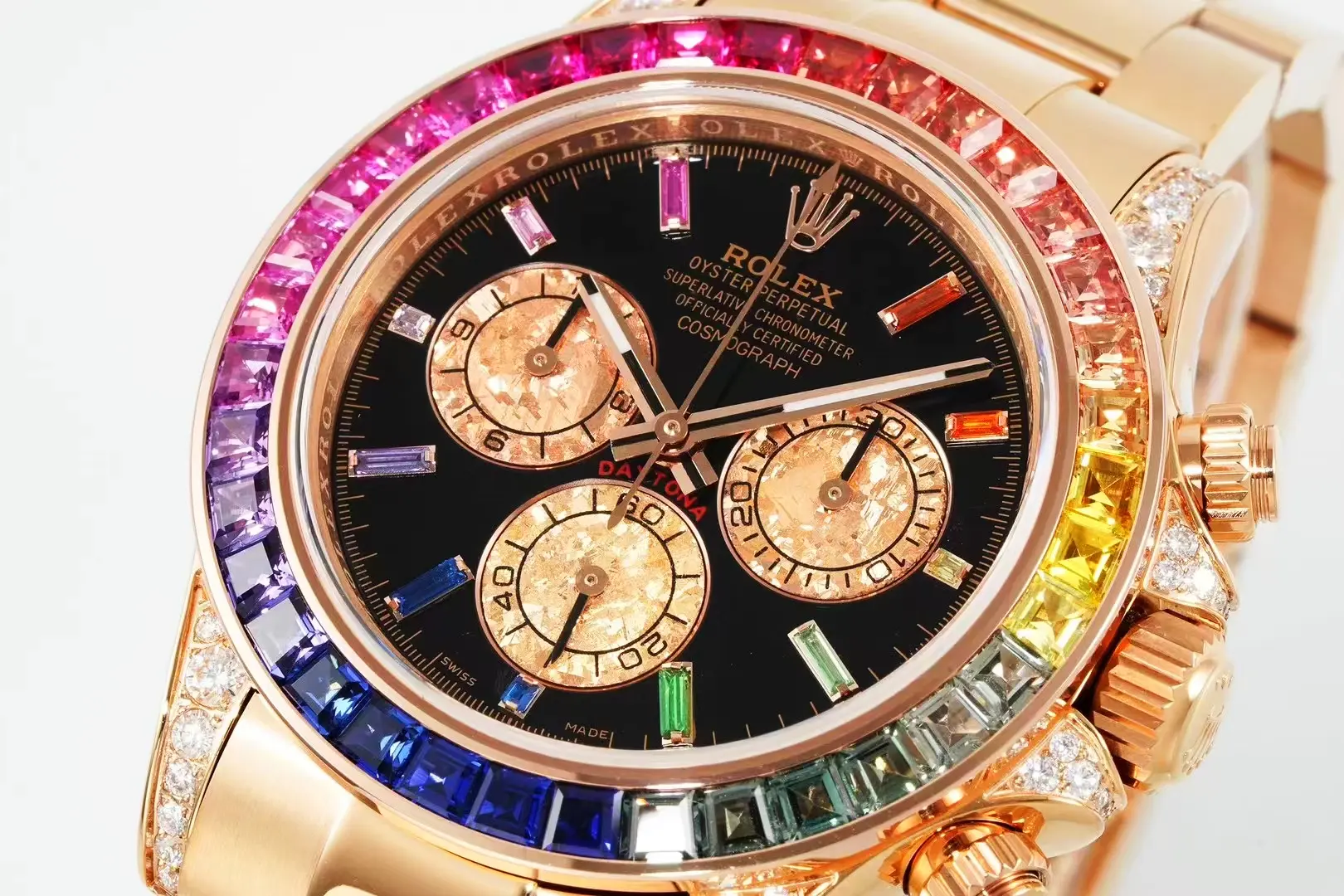 Rolex Daytona Rainbow 116595RBOW macro de esfera, marcadores baguette arcoíris y rótulo DAYTONA en rojo