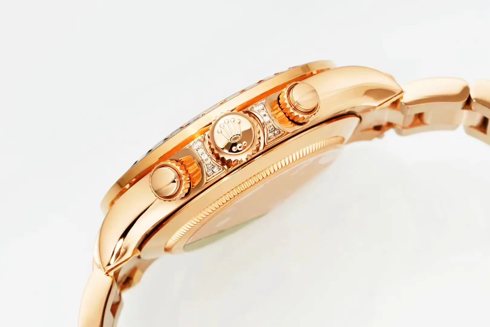 Rolex Daytona Rainbow 116595RBOW perfil lateral, pulsadores de cronógrafo Everose y protector de corona con diamantes