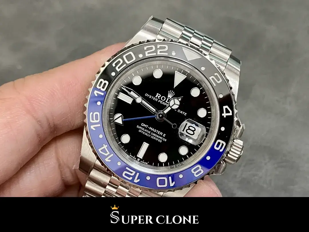 Rolex GMT-Master 126710BLNR replica Batman, vista en la muneca, esfera negra