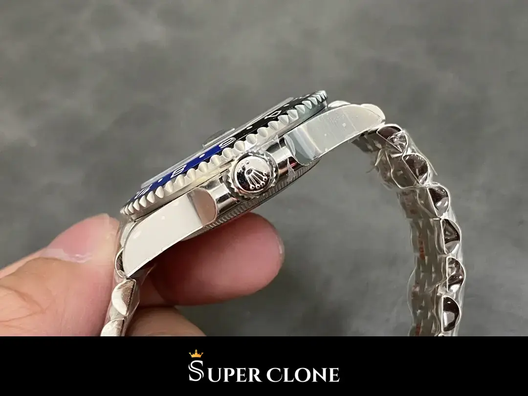 Rolex GMT-Master 126710BLNR replica Batman, vista en angulo, esfera negra