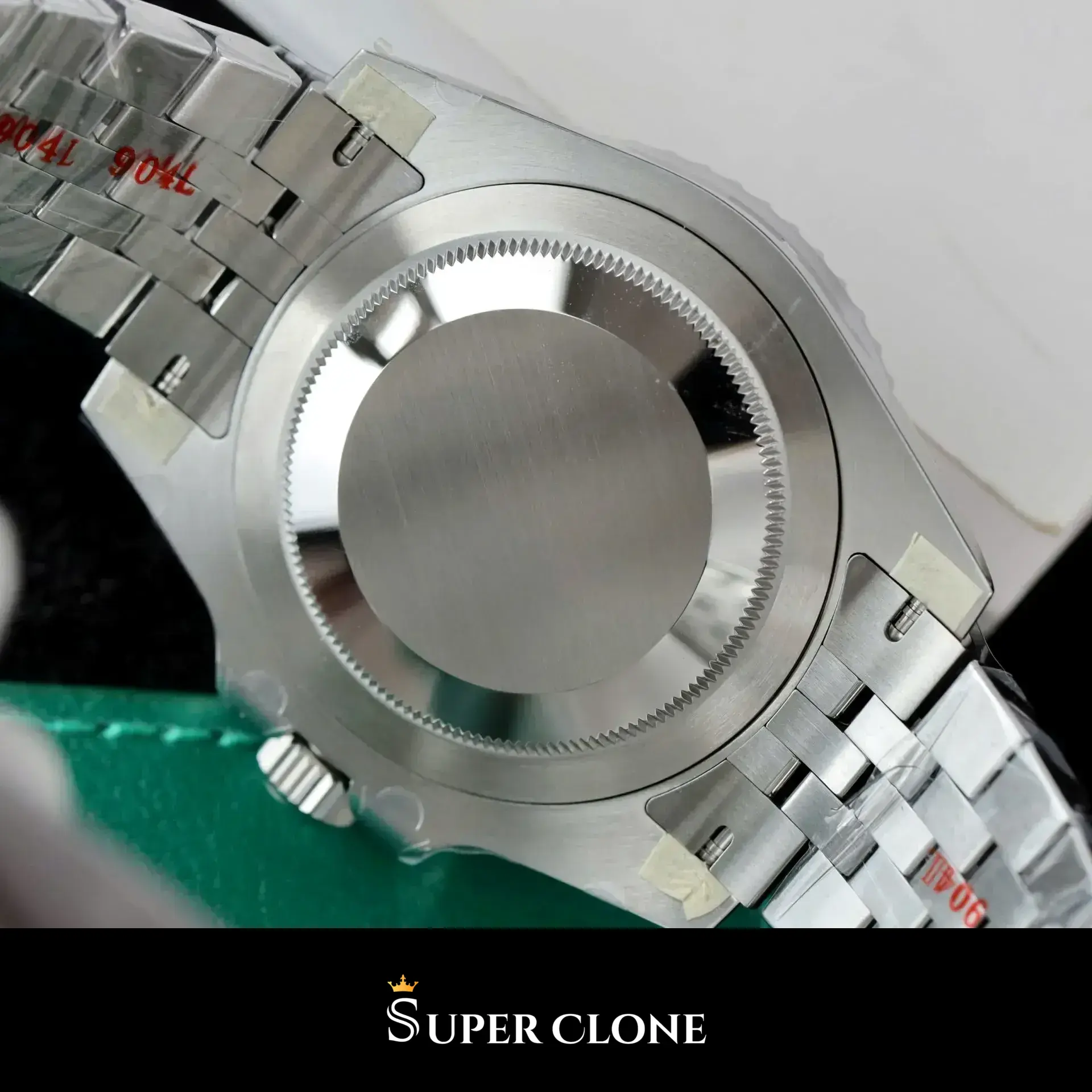 Rolex GMT-Master II 126729VTNR replica, vista en ángulo, esfera negra