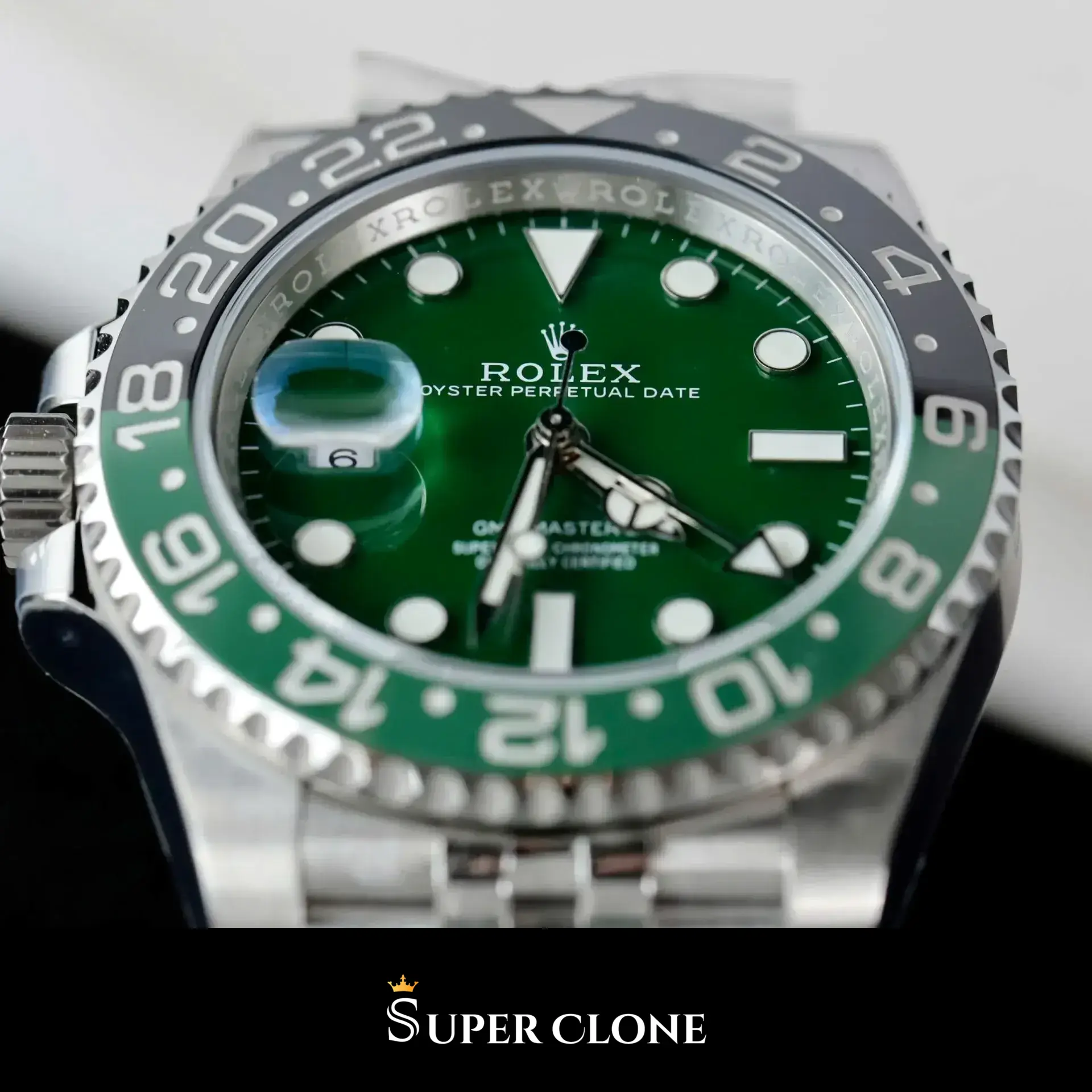 Rolex GMT-Master II 126729VTNR replica, foto en la muñeca, esfera negra