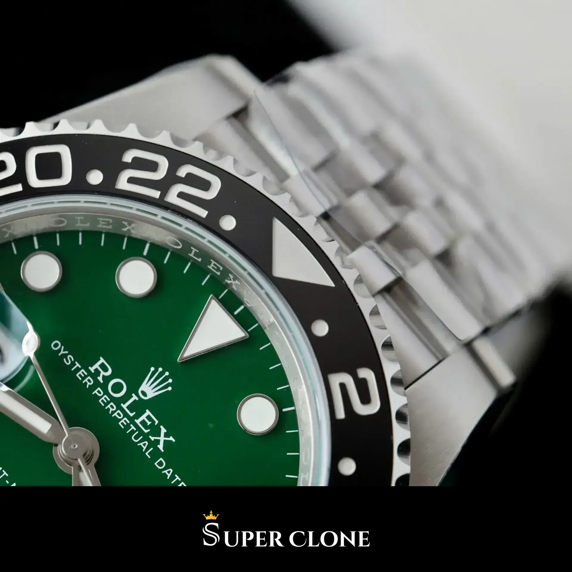 Rolex GMT-Master II 126729VTNR replica, detalle de corona y caja, esfera negra