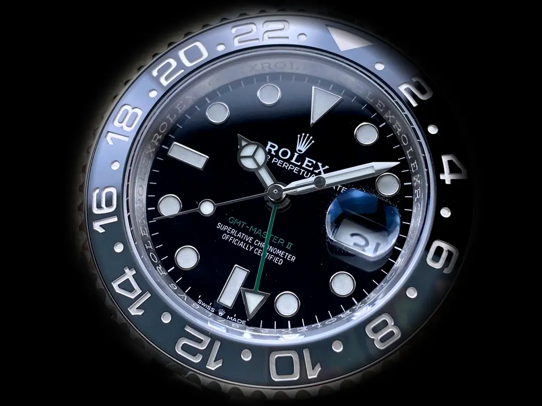 Rolex GMT-Master 126710GRNR super clon 40mm, esfera en detalle