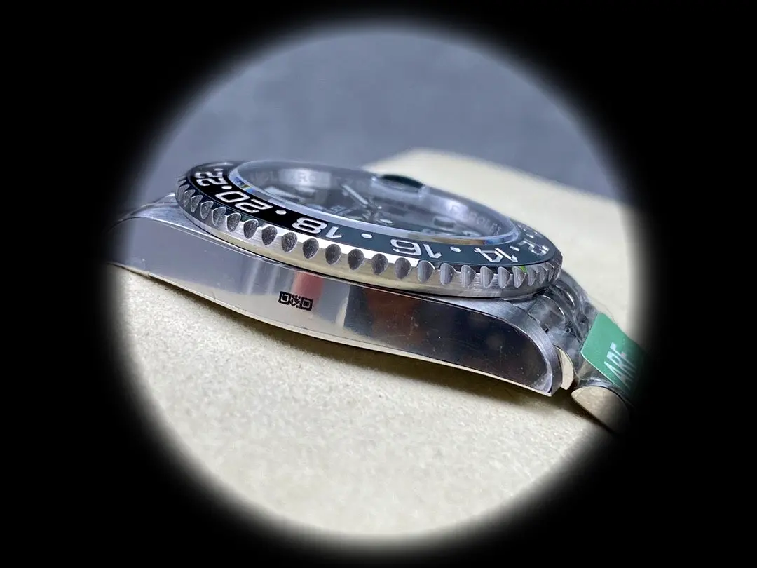 Rolex GMT-Master 126710GRNR super clon esfera negra, detalle del fondo