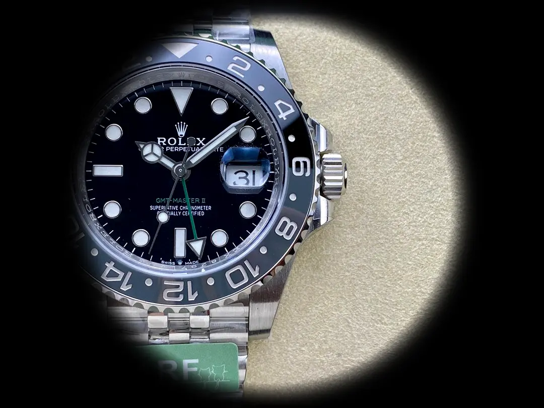 Rolex GMT-Master 126710GRNR super clon 40mm, corona y caja en detalle