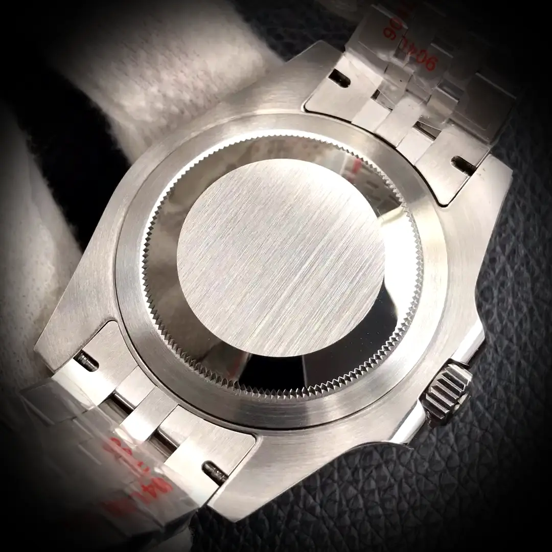 Rolex GMT-Master 126710 super clon esfera negra, vista en ángulo