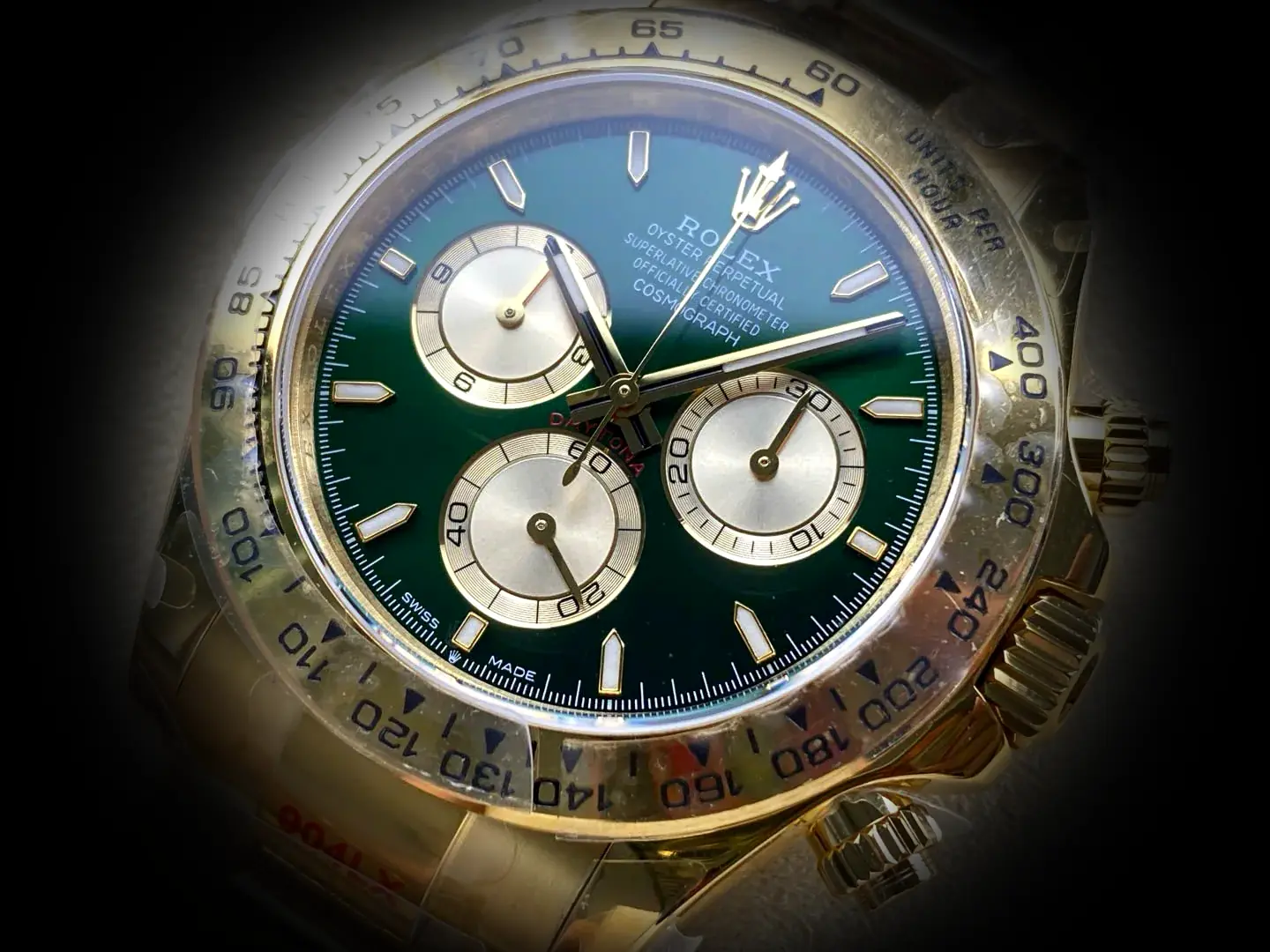Rolex Daytona 126508 replica, foto en la muneca, esfera verde y oro