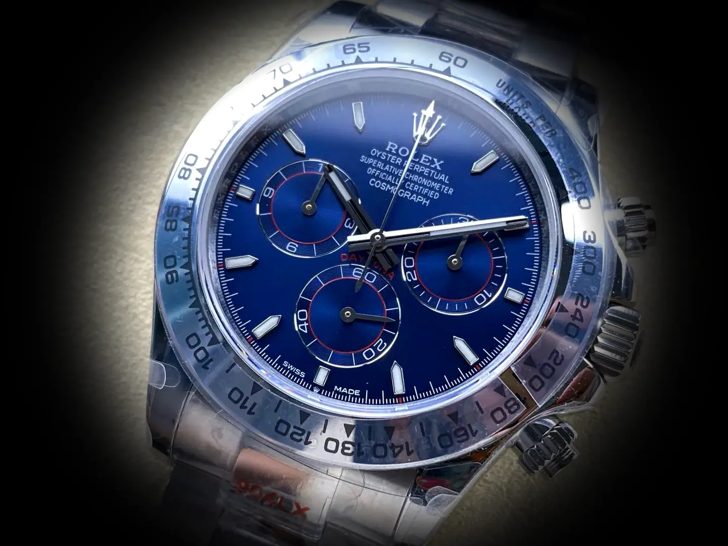 Rolex Daytona 126509 clon suizo esfera azul brillante, detalle del fondo de caja
