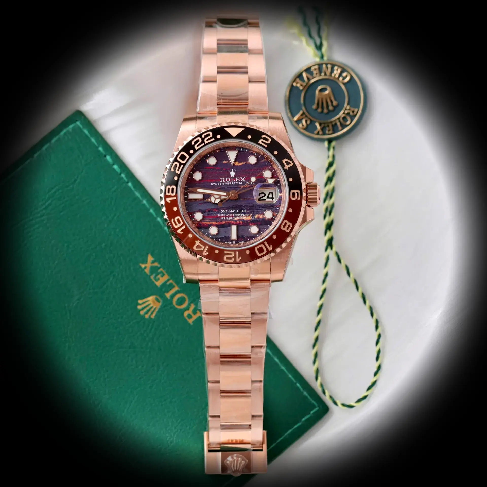 Rolex GMT-Master II 126715CHNR super clon, esfera tiger iron, detalle del fondo de caja