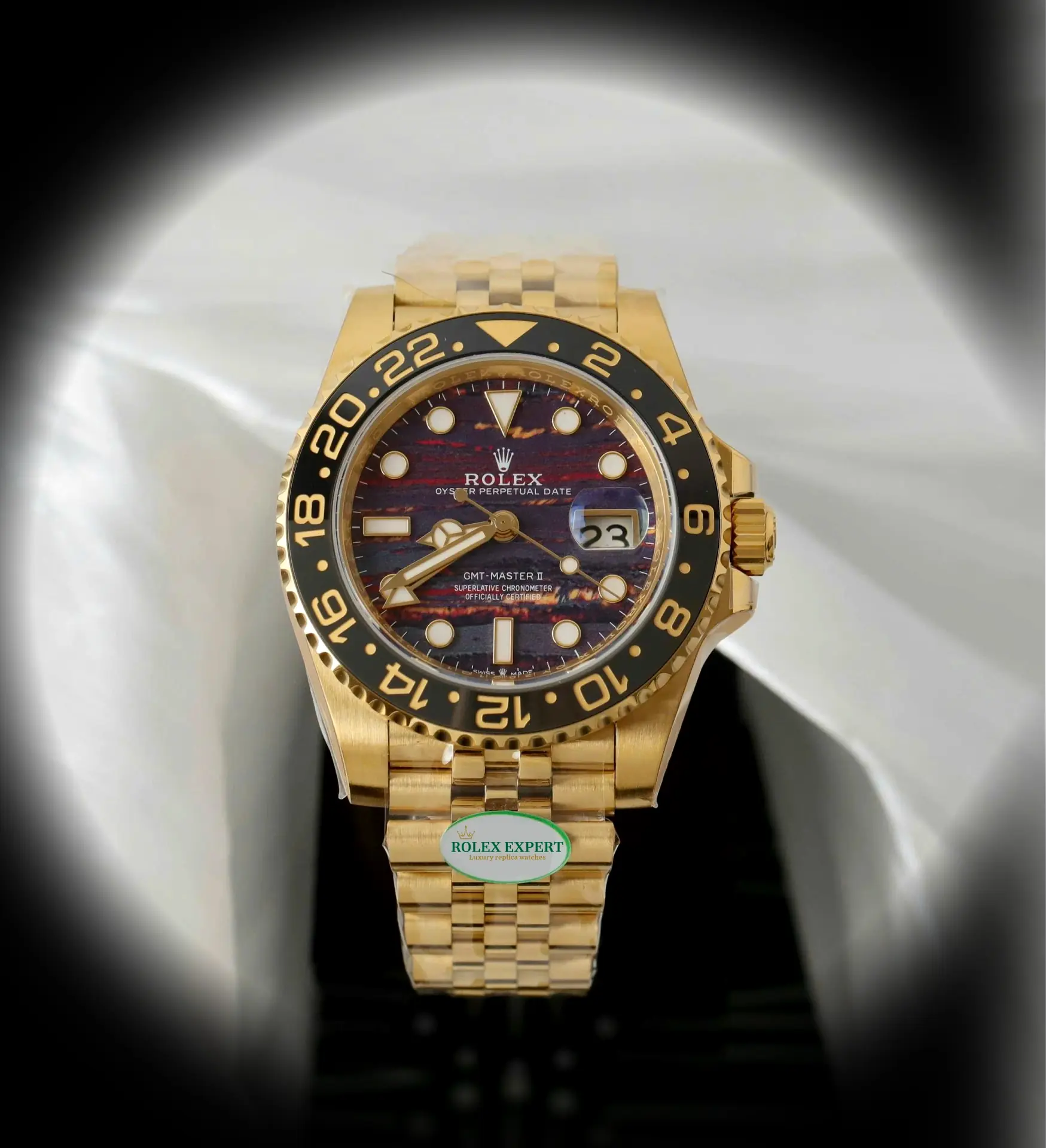 Rolex GMT-Master II 126718GRNR super clon 40mm, primer plano de la esfera tiger iron