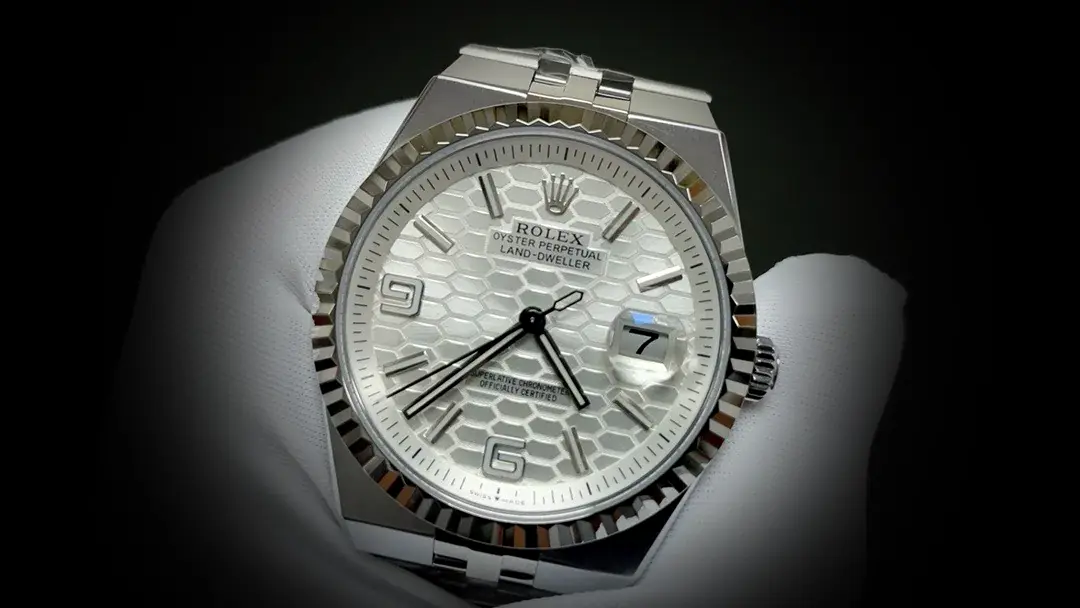 Land-Dweller 127334 super clon suizo esfera blanco intenso, detalle del fondo de caja
