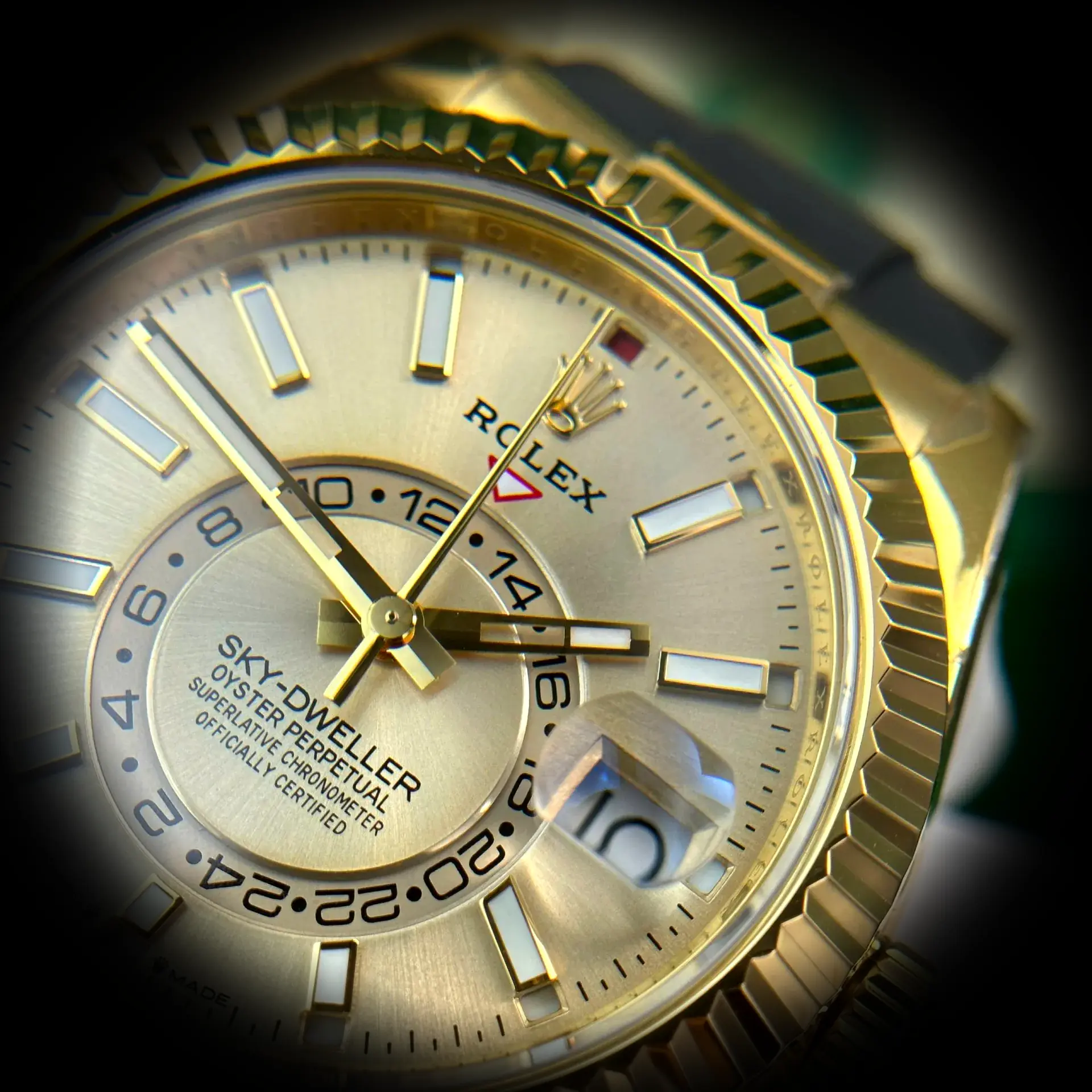 Rolex Sky-Dweller 336238 replica, esfera champán, macro del bisel