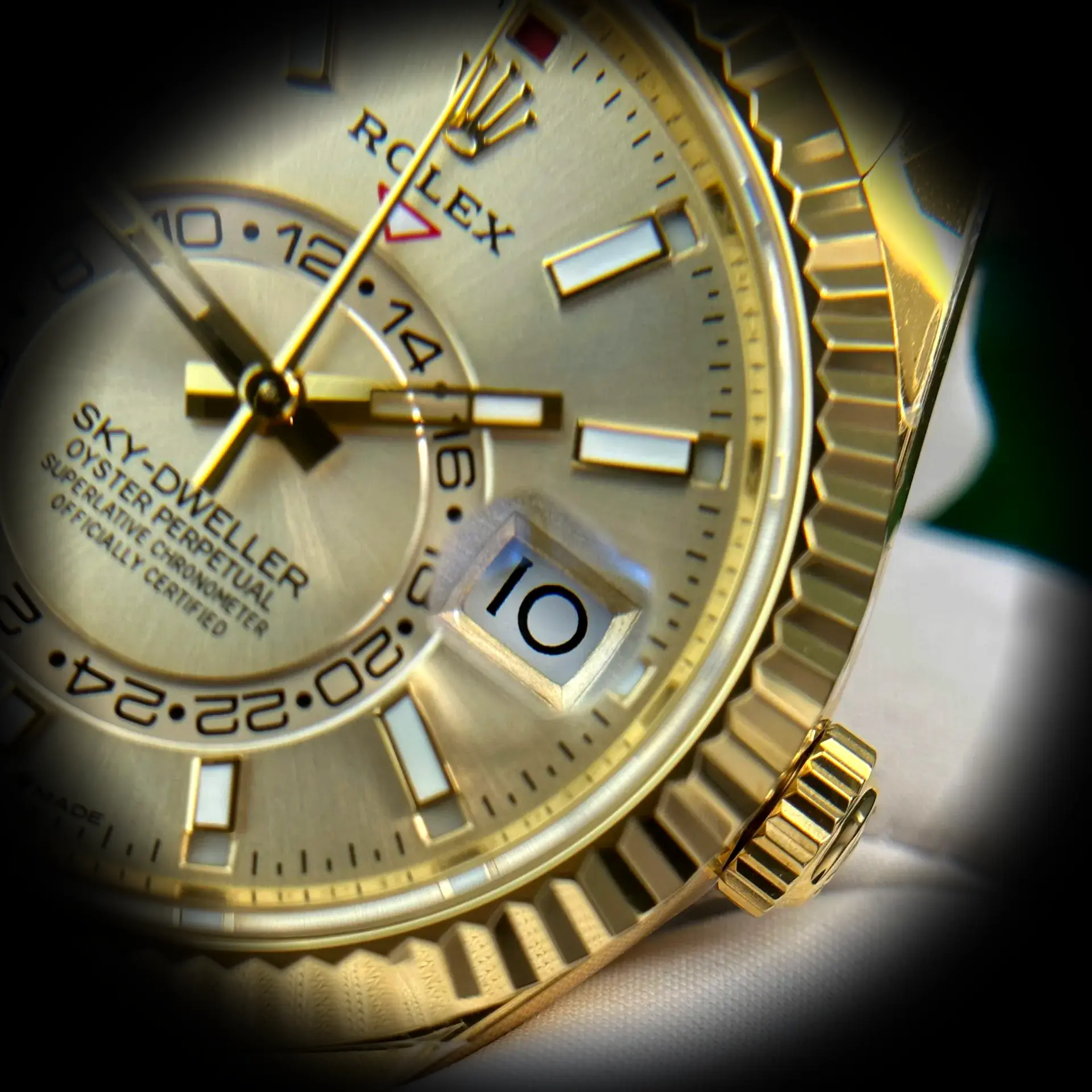 Rolex Sky-Dweller 336238 super clon 42mm, detalle de corona y caja