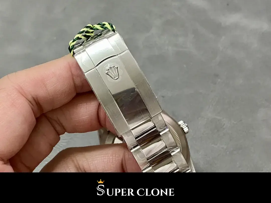 Rolex Sky-Dweller 326238 replica, detalle del bisel estriado de oro blanco