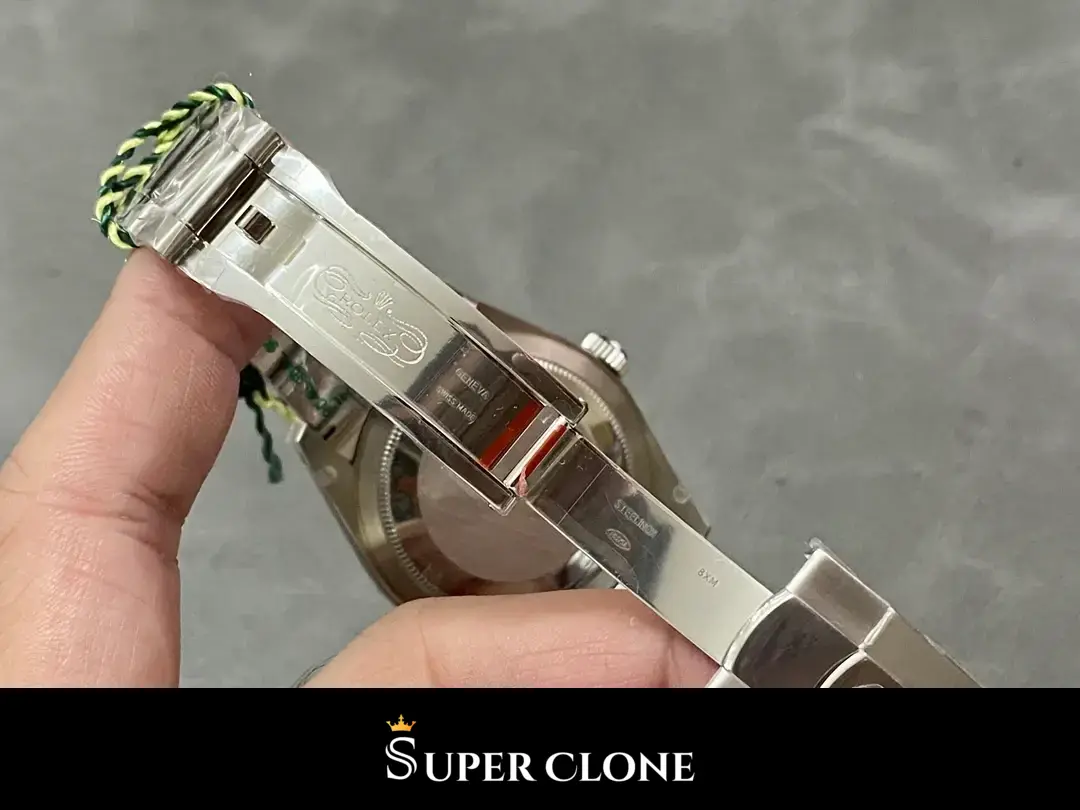 Rolex Sky-Dweller 326238 replica, toma en la muñeca, esfera verde menta