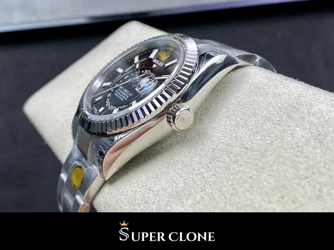 Rolex Sky-Dweller 326934 replica negra, vista en la muneca