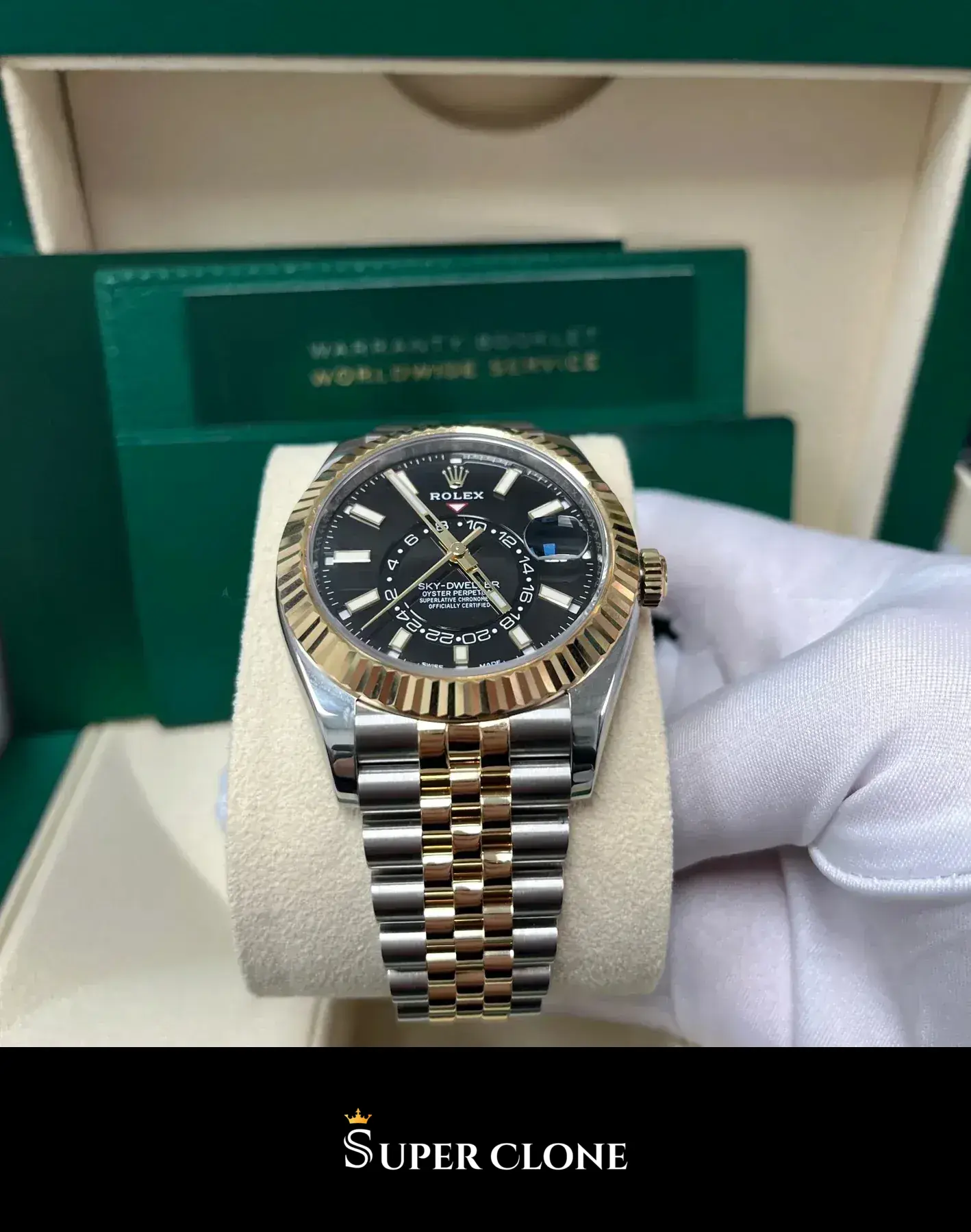 Rolex Sky-Dweller 336933 replica, detalle de la esfera negra e indices en oro